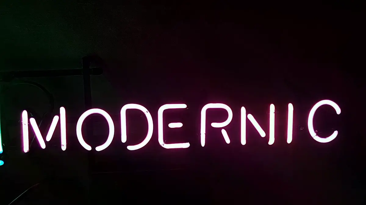 크기가 다른 녹색 M과 핑크색 MODERNIC 바버샵네온사인 글씨