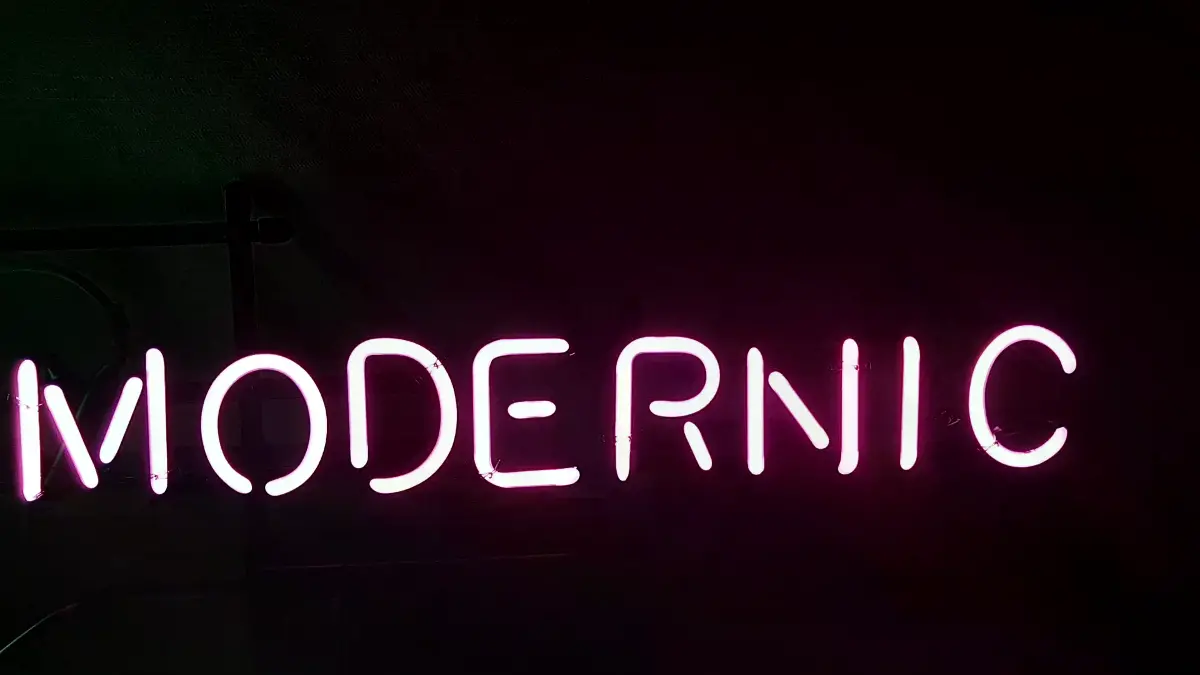 녹색 M과 핑크색 MODERNIC 사이에 간격을 둔 바버샵네온사인 문구