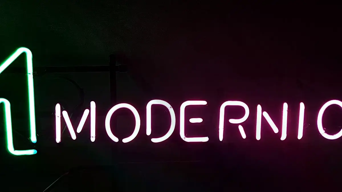 M과 MODERNIC 이름만 한 줄로 담은 바버샵네온사인