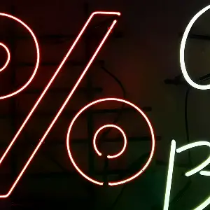 % OFF와 BF 문구로 할인 행사를 표시하는 뷰티네온사인