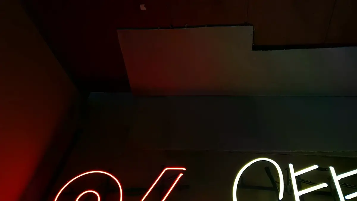 적색 %와 하얀색 OFF BEAUTY가 나란히 보이는 뷰티네온사인 문구