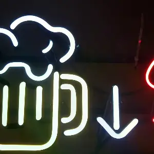 Self 생맥주 문구와 맥주잔 그림으로 셀프 생맥주 이용 방법을 보여주는 생맥주네온사인