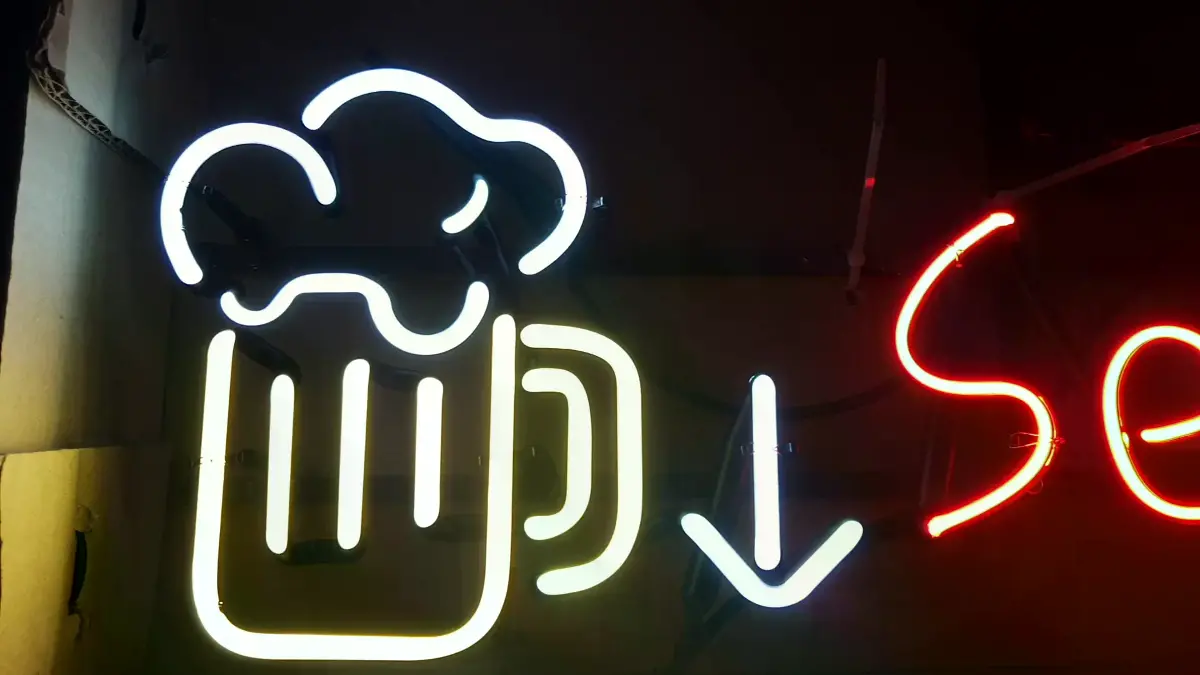 하얀색 맥주잔과 화살표 옆에 Self 생맥주가 적힌 생맥주 네온