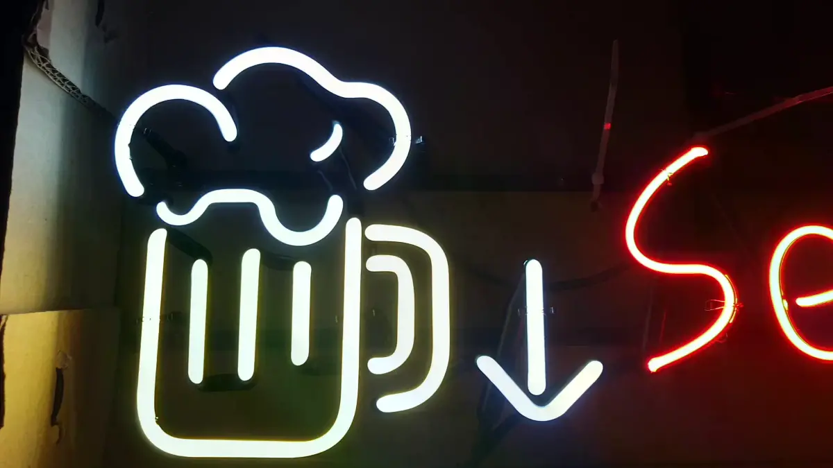 셀프 생맥주 이용을 알리는 적색 Self와 하늘색 생맥주 네온사인