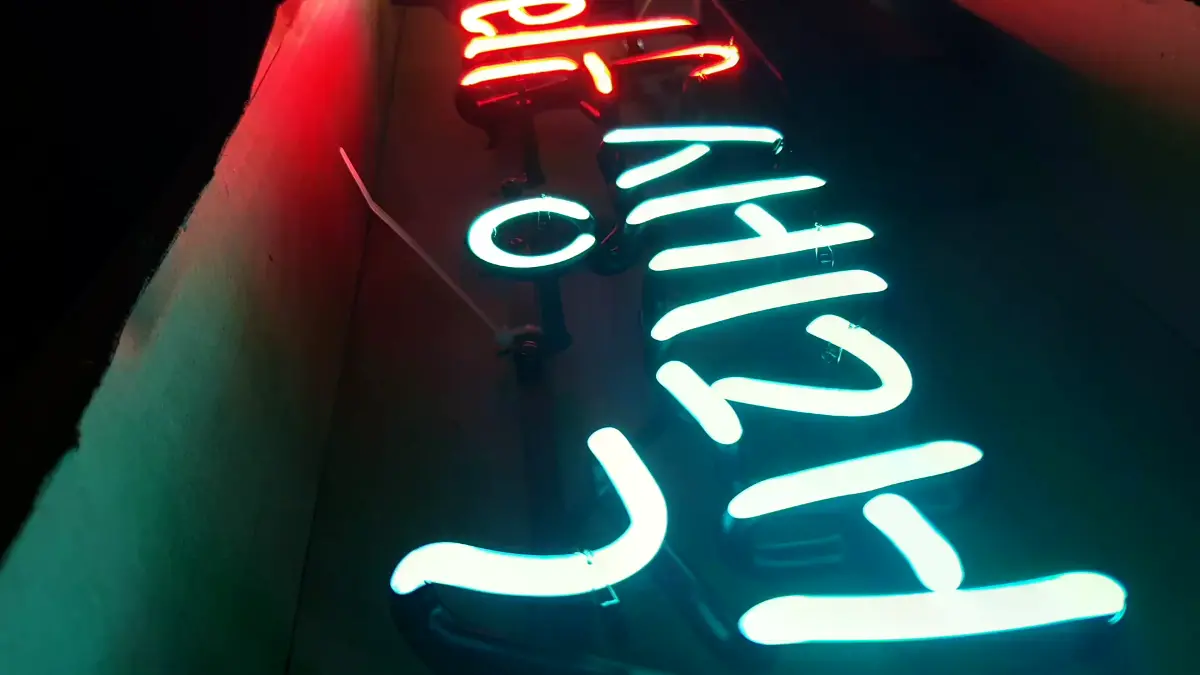 하얀 맥주잔과 적색 Self 하늘색 생맥주가 함께 보이는 생맥주 네온사인 간판