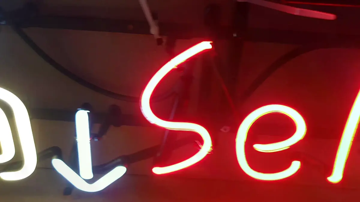 하얀색 맥주잔과 Self 생맥주 문구가 가까이 있는 생맥주네온사인