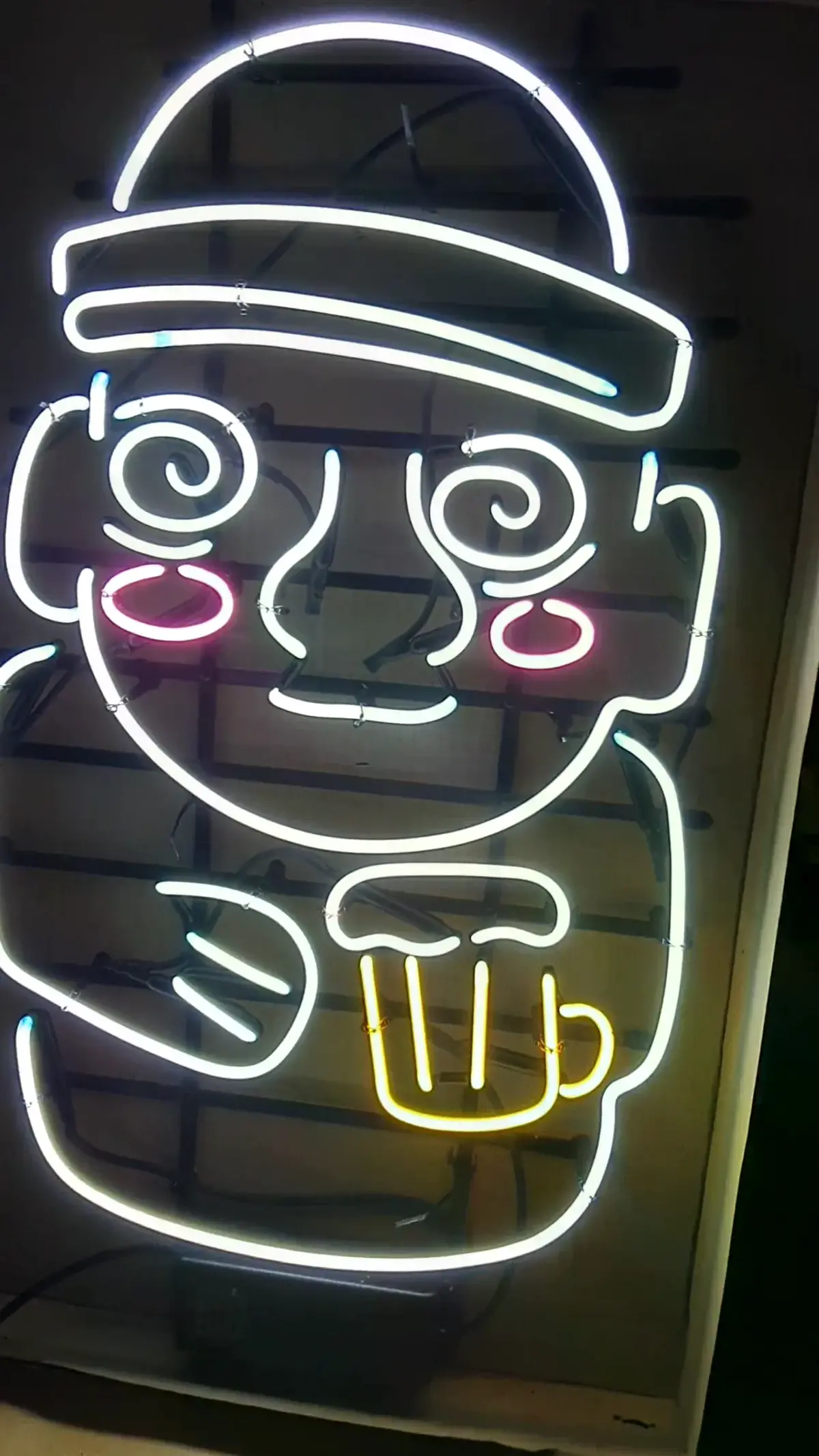 술집네온사인 하얀 얼굴선 안에서 볼과 맥주 색이 또렷하게 보여요