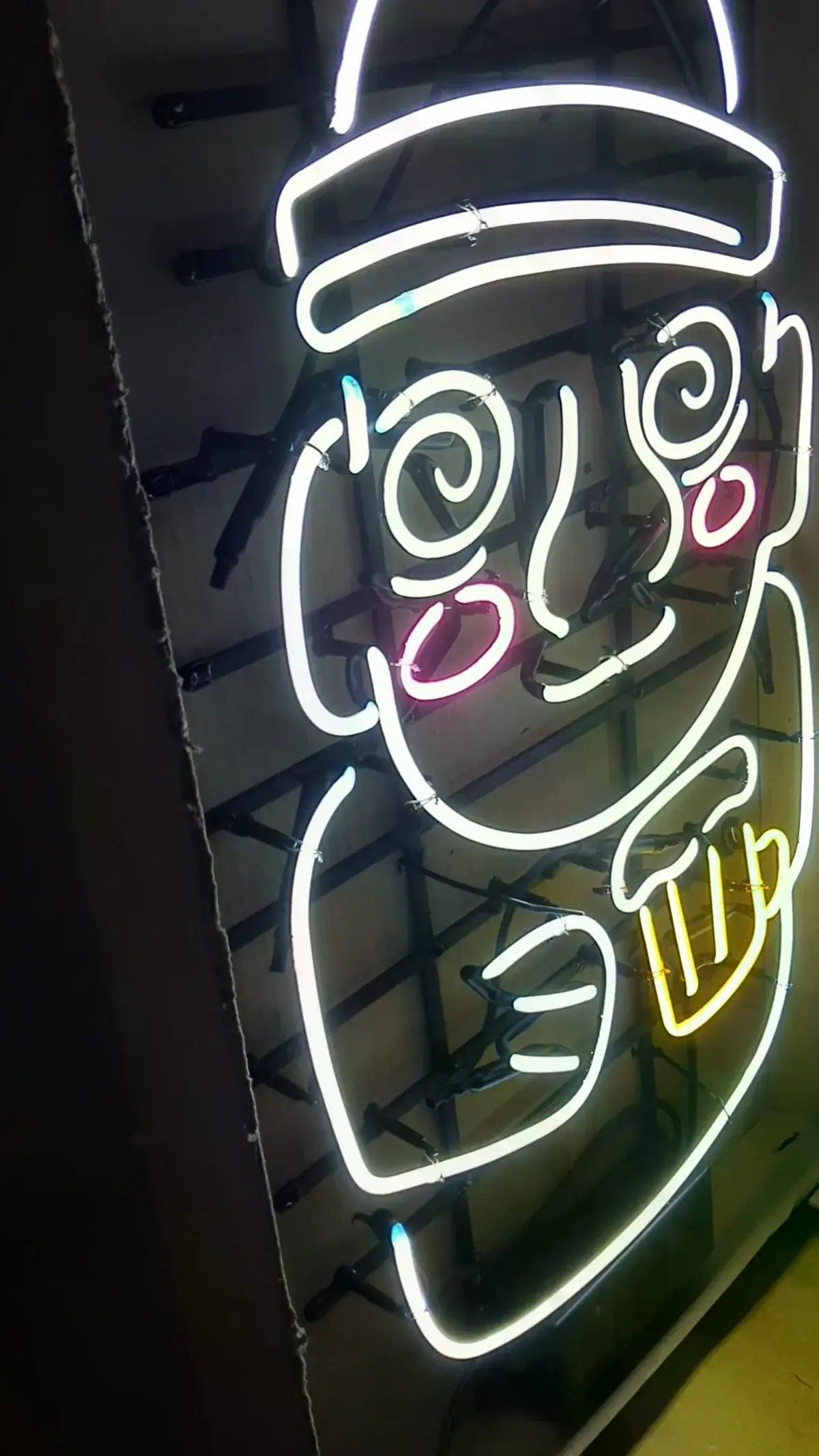 술집네온사인 거품이 올라온 맥주잔이 손에 들려 있어요