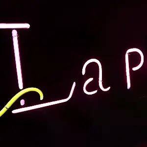 La POEM 문구로 스튜디오 이름을 보여주는 스튜디오네온사인