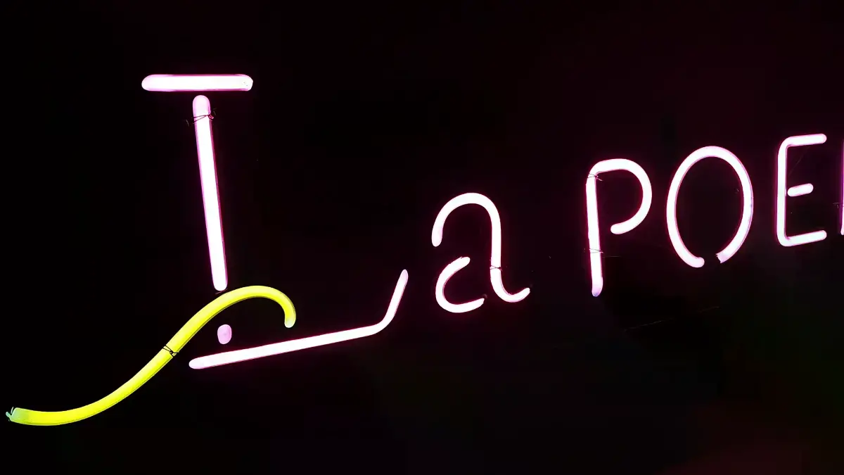 스튜디오네온사인 핑크색 La POEM이 손글씨처럼 이어져 있어요