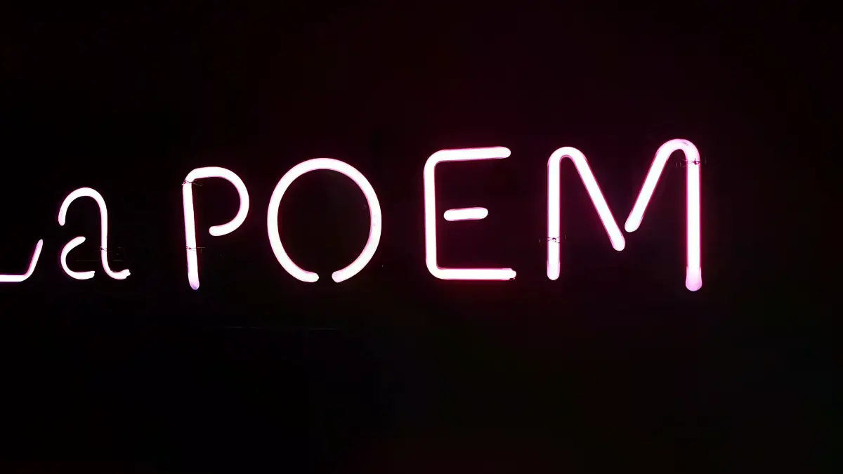 La POEM만 보여줄 때와 촬영 종류를 더할 때 읽히는 내용이 달라져요 스튜디오네온사인