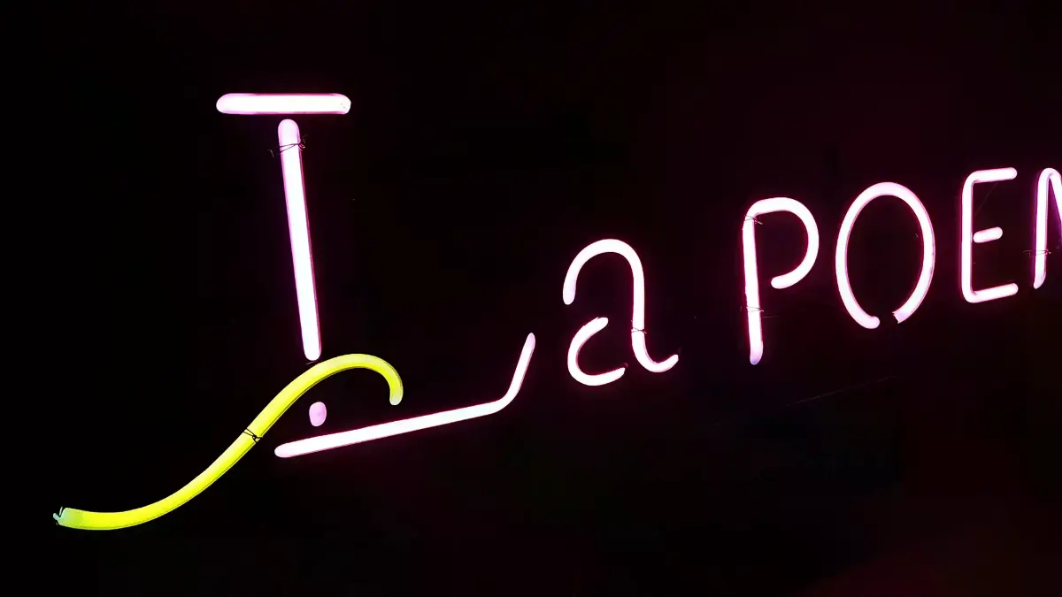 스튜디오네온사인 La와 POEM 사이에 작은 간격이 남아 있어요