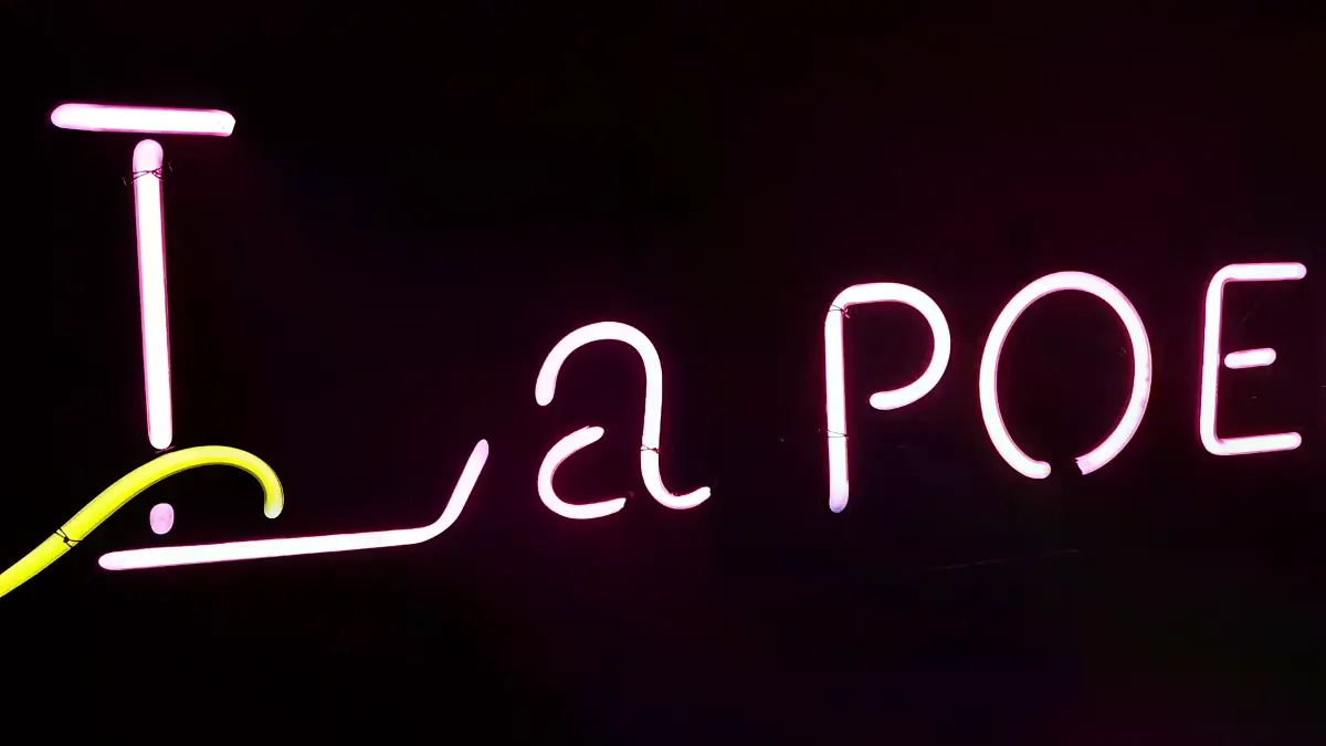 스튜디오네온사인 La POEM만 보여줄 때와 촬영 종류를 더할 때 읽히는 내용이 달라져요