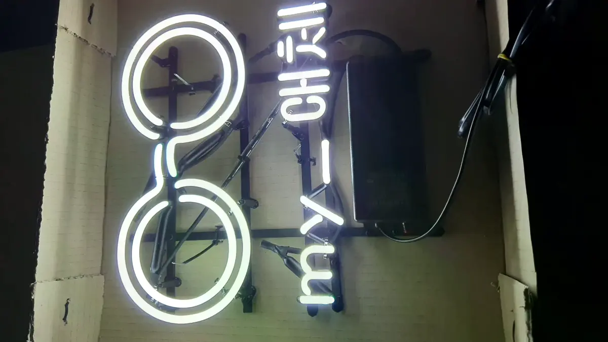 안경점 네온 하얀색 안경 아이콘과 my 대체 문구 조합