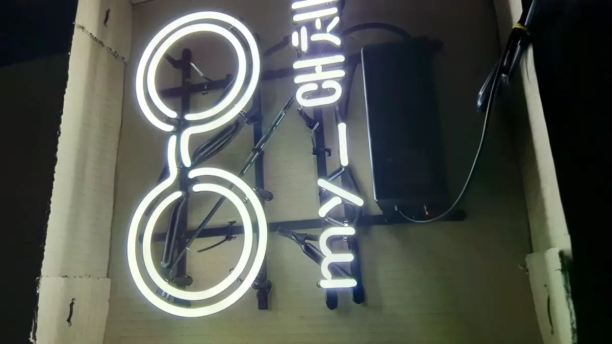 안경점 네온사인 my 대체 문구와 하얀색 안경 아이콘