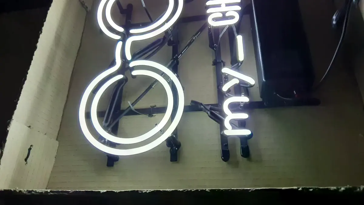 안경점 네온사인 화이트 톤의 안경 아이콘 및 my 대체 텍스트