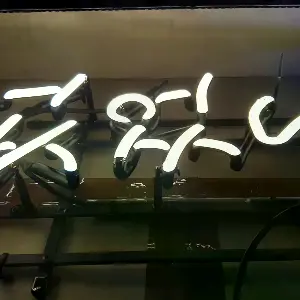 됐어와 Yes 문구를 촬영과 연습 공간에 사용하는 영어네온사인