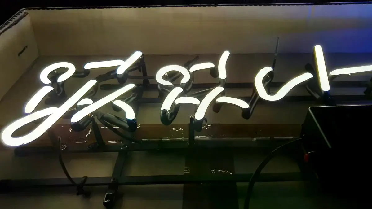 영어네온사인 두 사람이 대답을 주고받는 것처럼 보여요