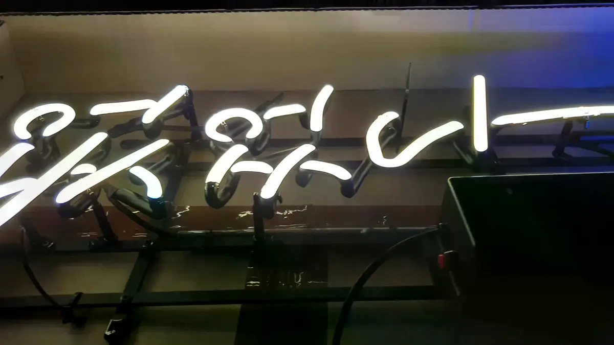 영어네온사인 하얀색과 청색이 두 목소리를 나눠줘요