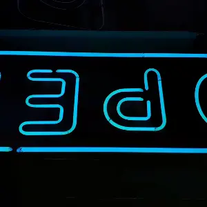 OPEN 문구로 현재 영업 중인 매장을 표시하는 오픈네온사인