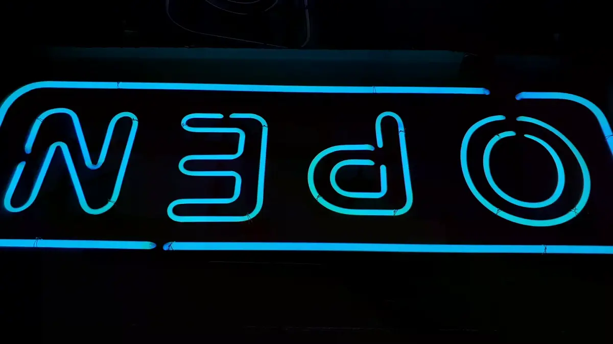 오픈 네온 청색 직사각형 테두리와 OPEN 문구 구성