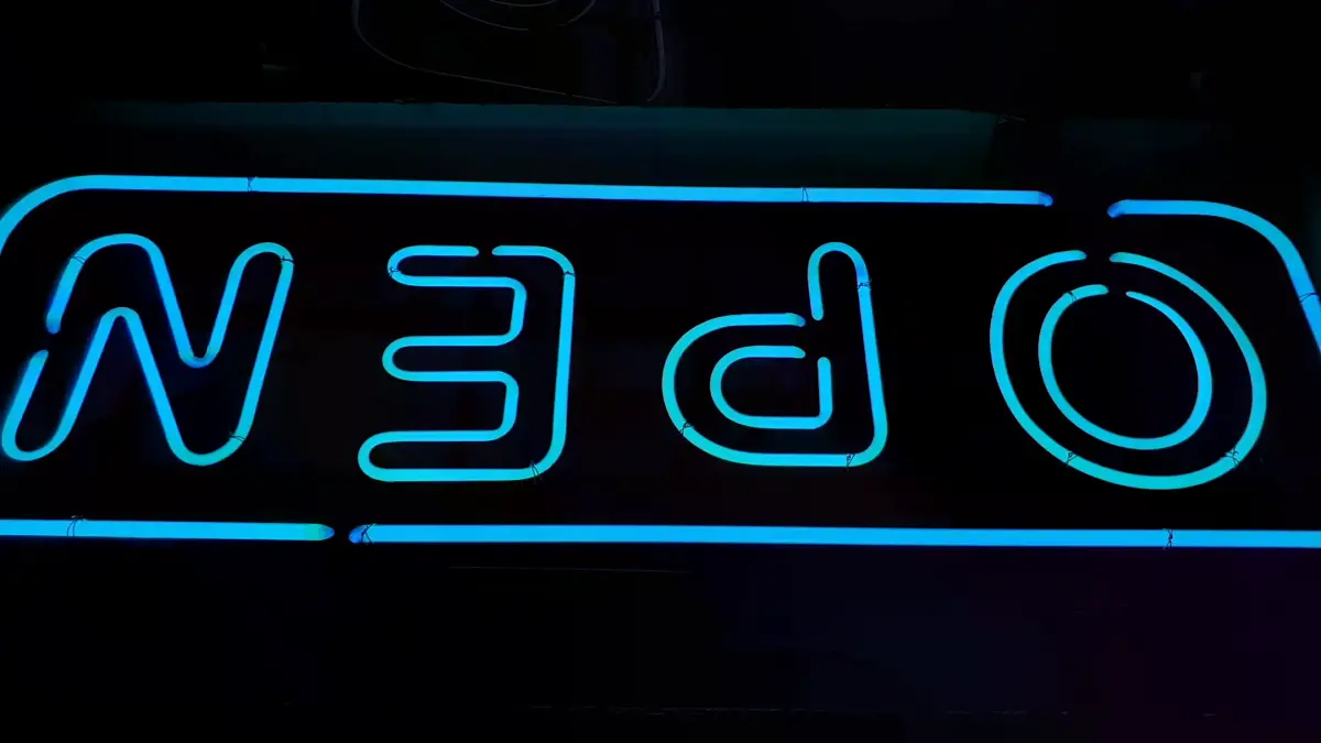 오픈 네온사인 둥근 모서리 직사각형과 청색 OPEN 텍스트