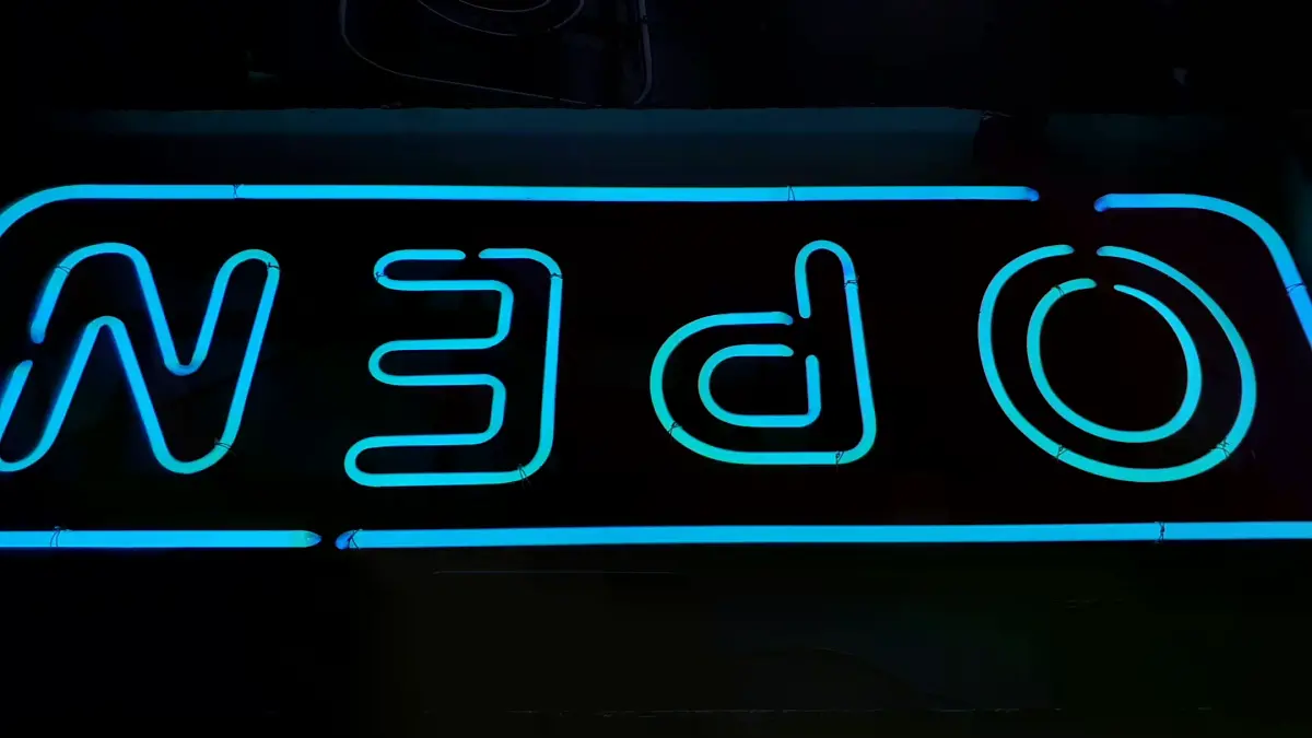 오픈 네온사인 파란색 테두리 속 OPEN 영문 대문자