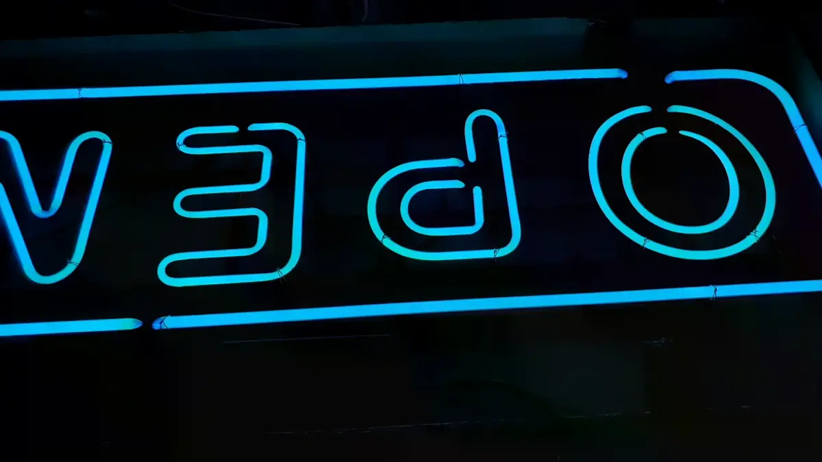오픈 네온사인 청색 빛의 직사각형 프레임과 OPEN 문구
