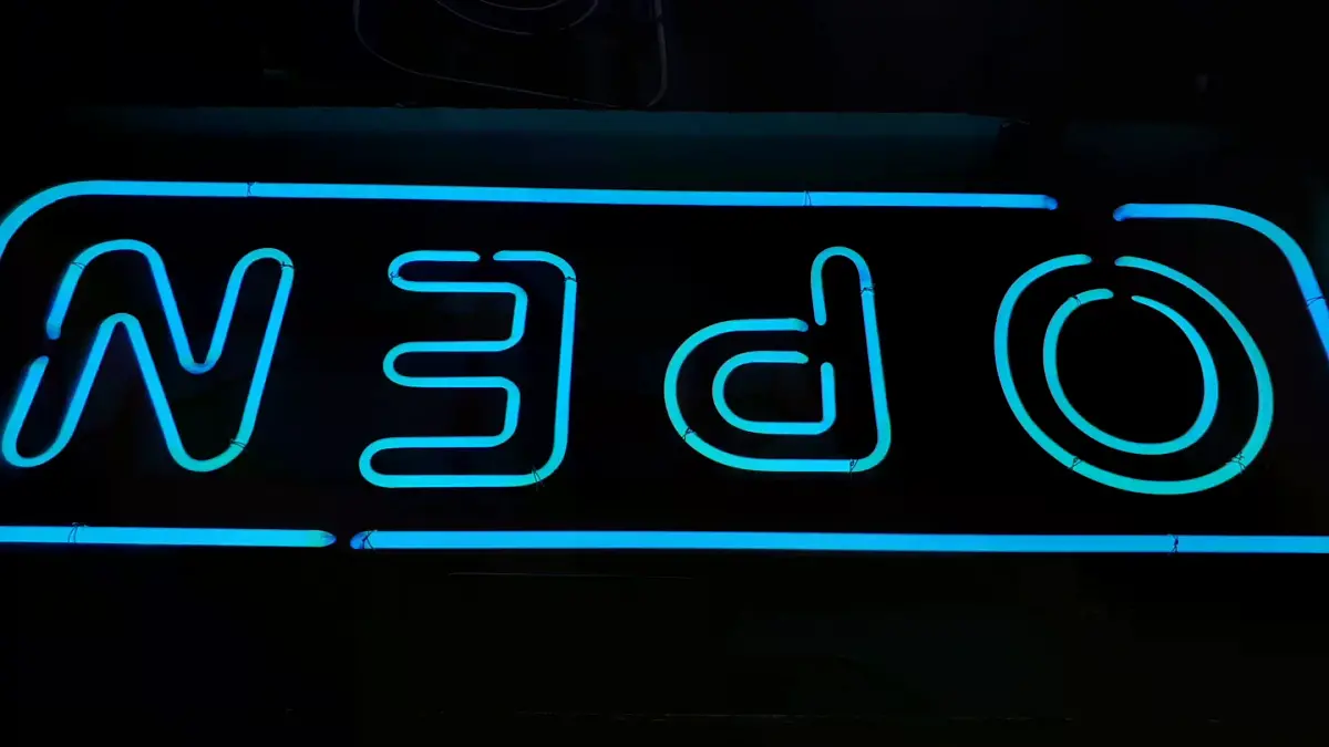 오픈 네온사인 OPEN 영문 대문자와 청색 직사각형 테두리