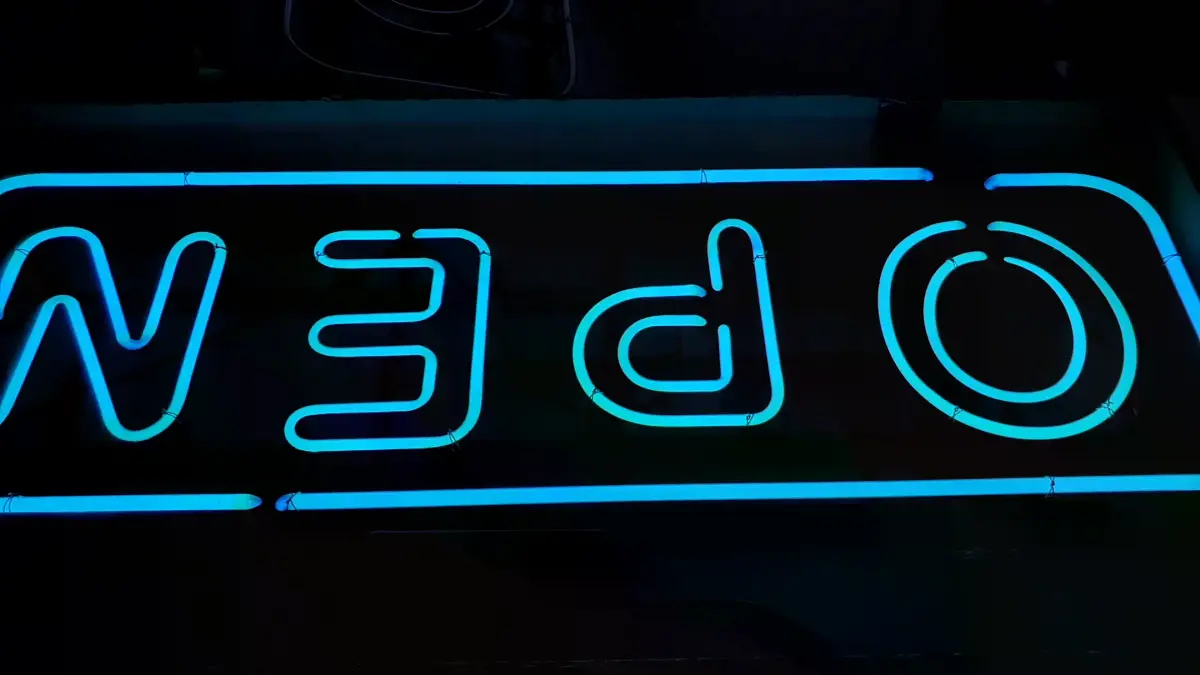 오픈 네온사인 파란색 직사각형 틀과 OPEN 영문 대문자