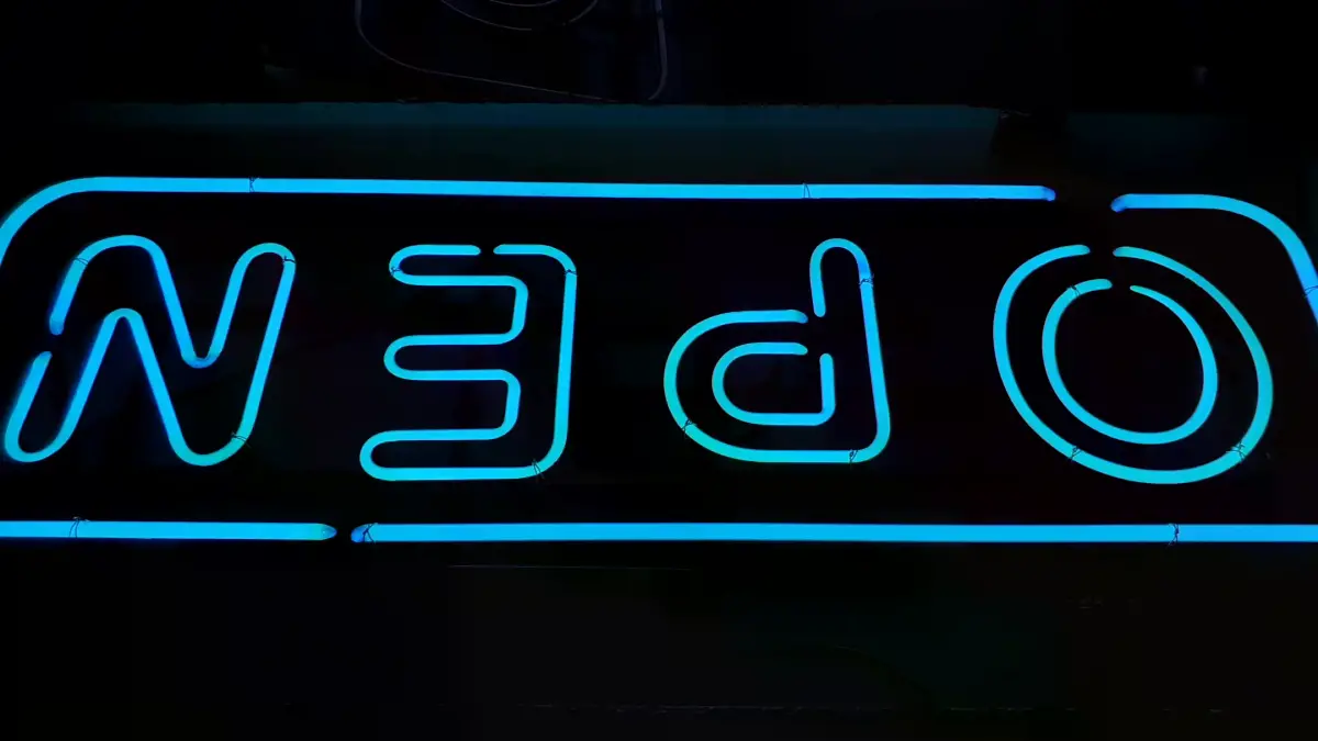 오픈 네온사인 둥근 모서리 청색 테두리와 OPEN 문구