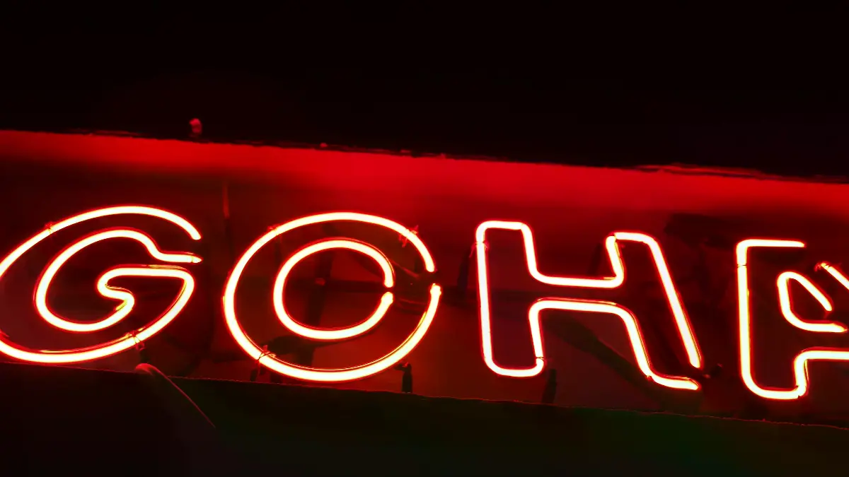 적색 네온사인 붉은색의 GOCHAEAN 영문 글씨 구성